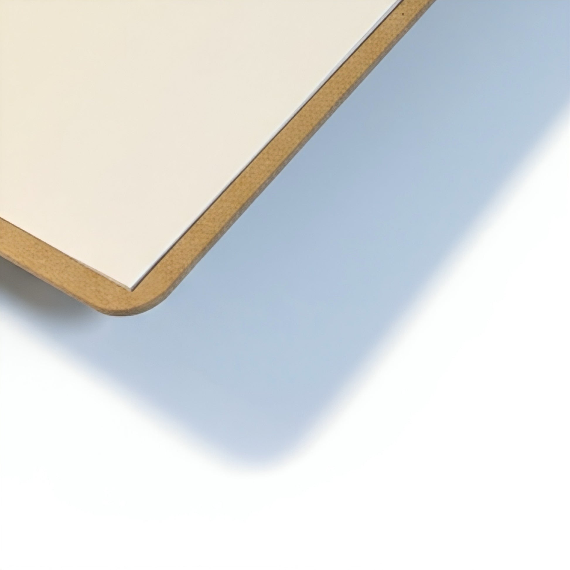 紙を挟んだバインダーの角を拡大している