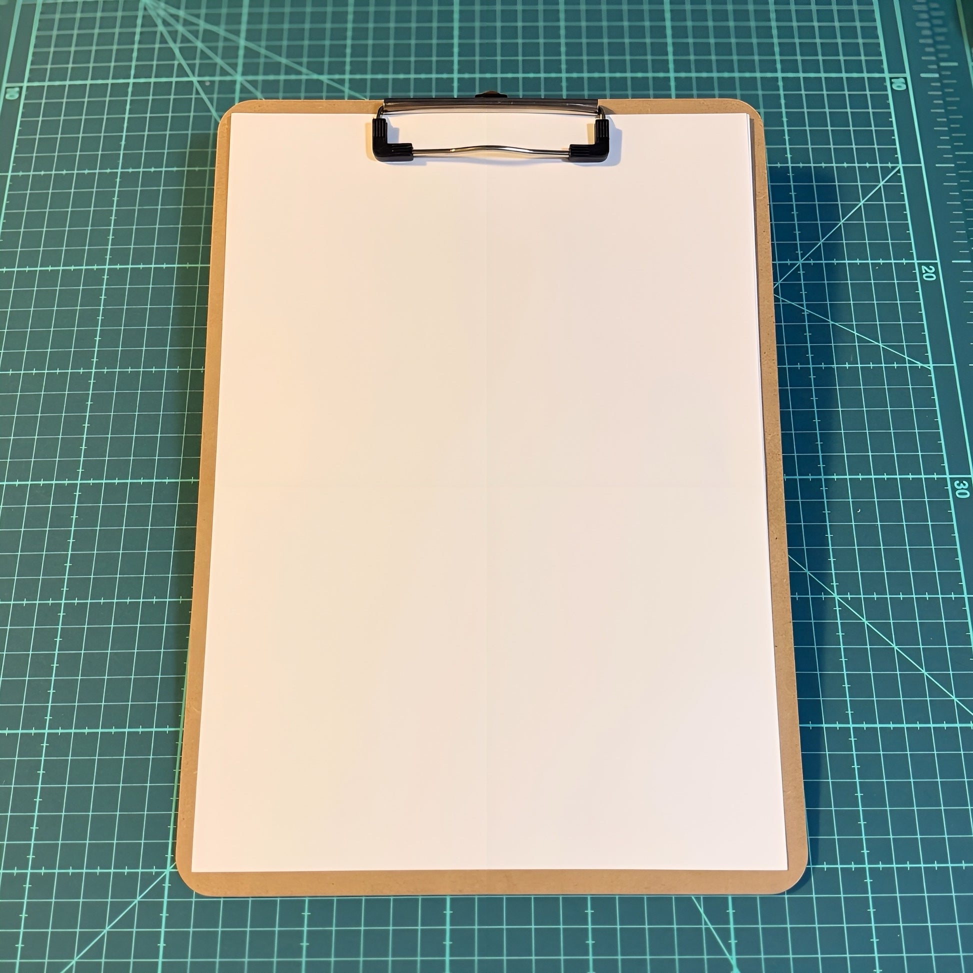 A4サイズの紙を挟んだバインダーの全体像