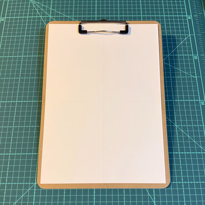 A4サイズの紙を挟んだバインダーの全体像