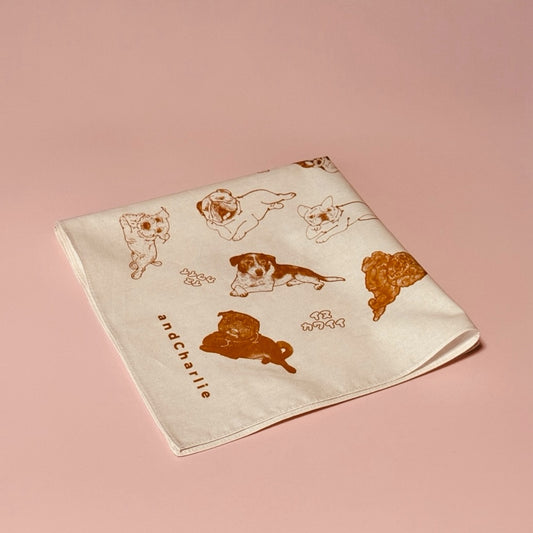 andcharlieのイヌカワイイバンダナ。畳まれて黒パグのデザインがアップ