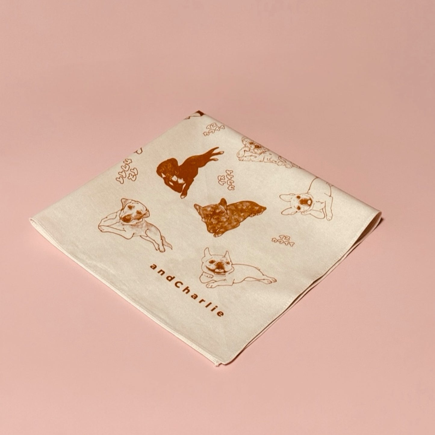 andcharlieのイヌカワイイバンダナ。畳まれてフレンチブルドッグのデザインがアップ