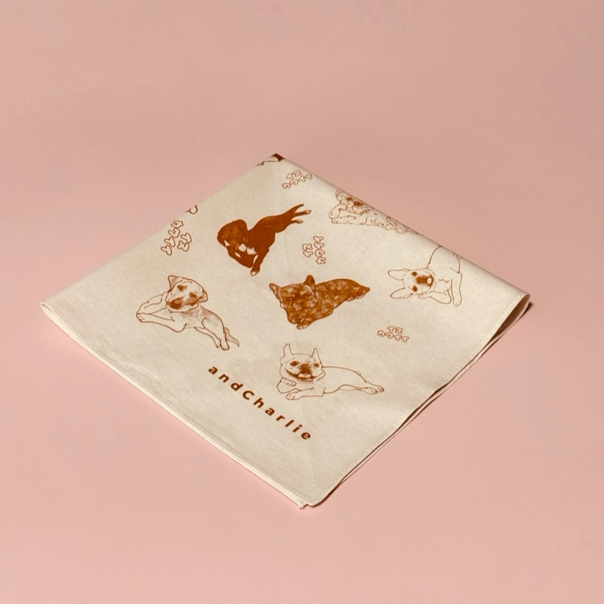 andcharlieのイヌカワイイバンダナ。畳まれてフレンチブルドッグのデザインがアップ