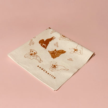 andcharlieのイヌカワイイバンダナ。畳まれてフレンチブルドッグのデザインがアップ