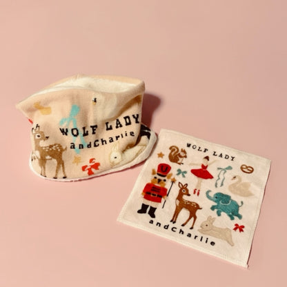 andCharlieとWOLF LADYコラボのピンク色のスヌードとタオルハンカチ。兵隊姿のフレンチブルドッグやバレリーナのイラスト