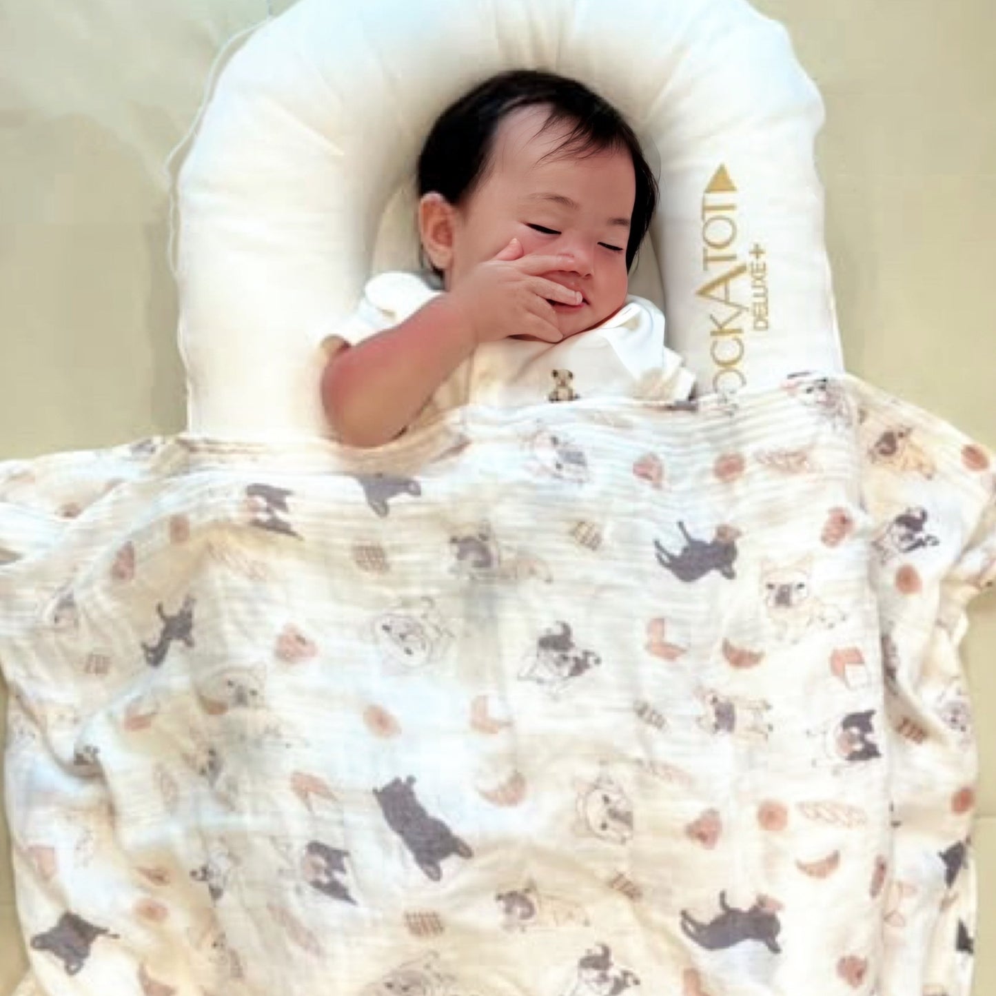 フレブル服andCharlieのガーゼケットで昼寝をする新生児