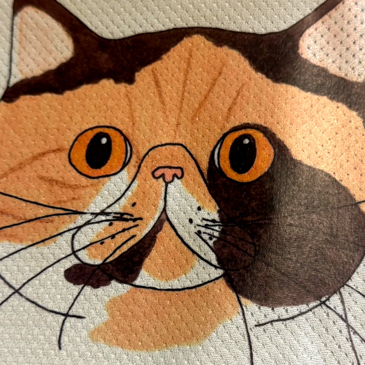 フレンチブルドッグ用冷感タオル 三毛猫柄プリントのメッシュ生地拡大｜andCharlie