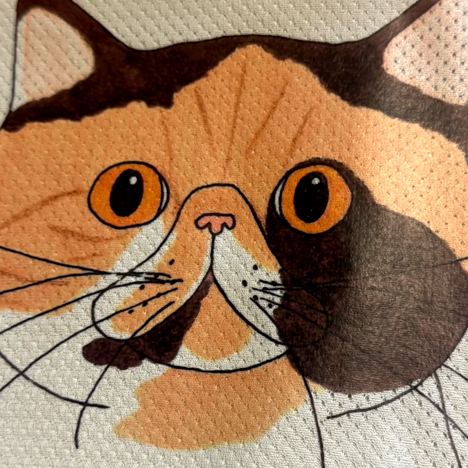 フレンチブルドッグ用冷感タオル 三毛猫柄プリントのメッシュ生地拡大｜andCharlie