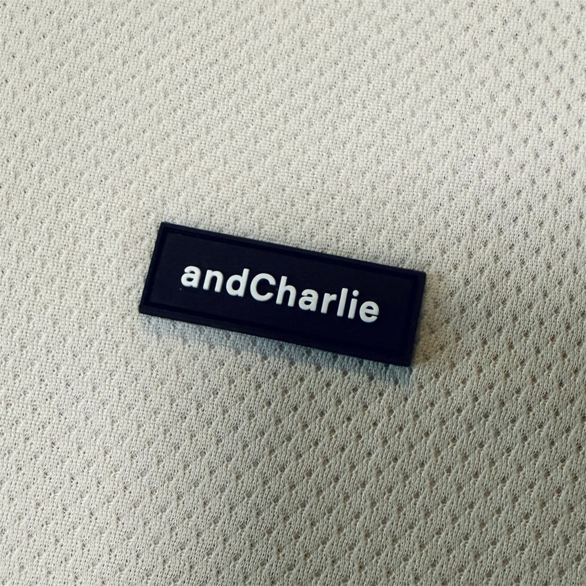 フレンチブルドッグ用冷感タオル メッシュ生地のandCharlieラバーロゴ拡大｜andCharlie