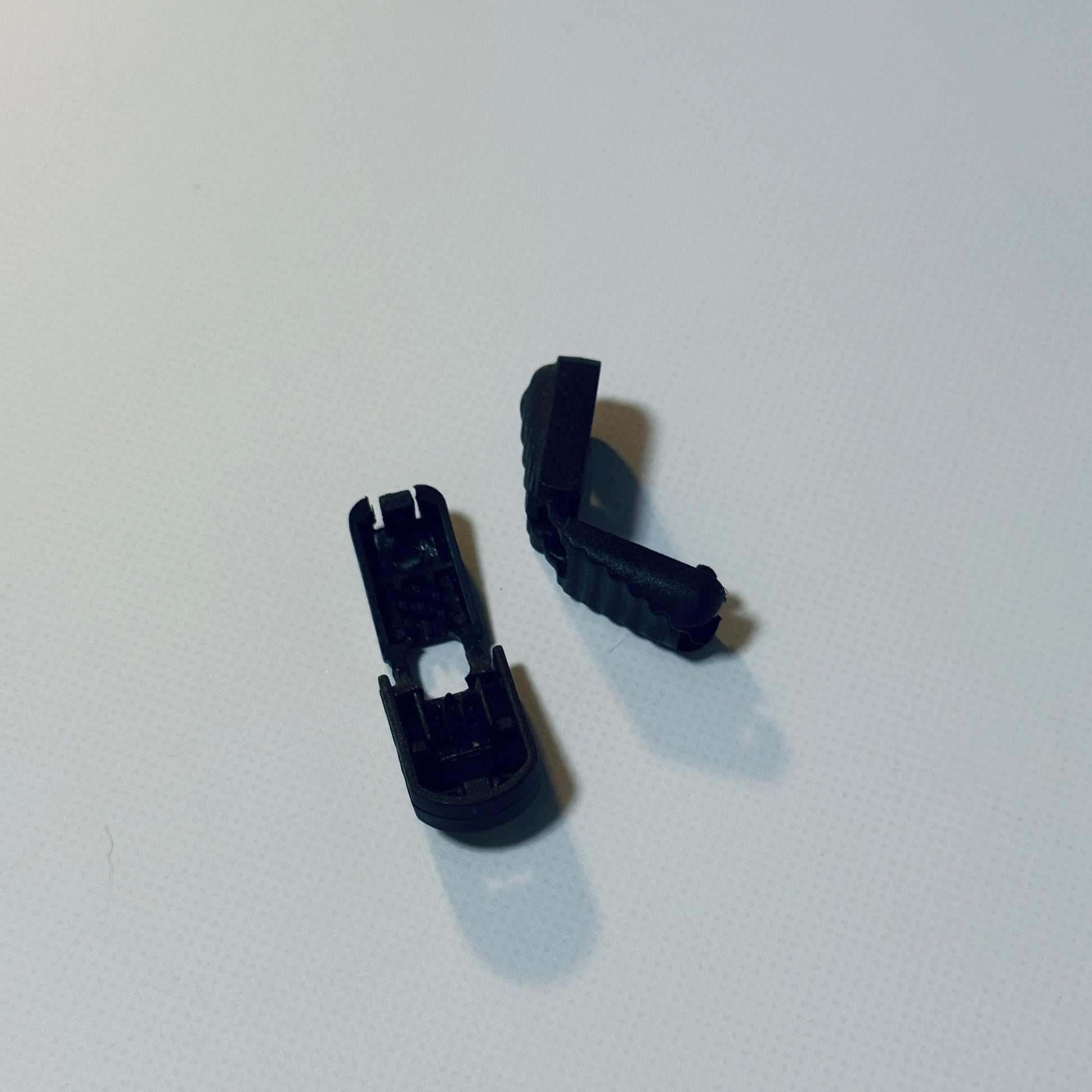 フレンチブルドッグ用クールベスト付属のドローコードストッパー専用パーツ2組拡大｜andCharlie