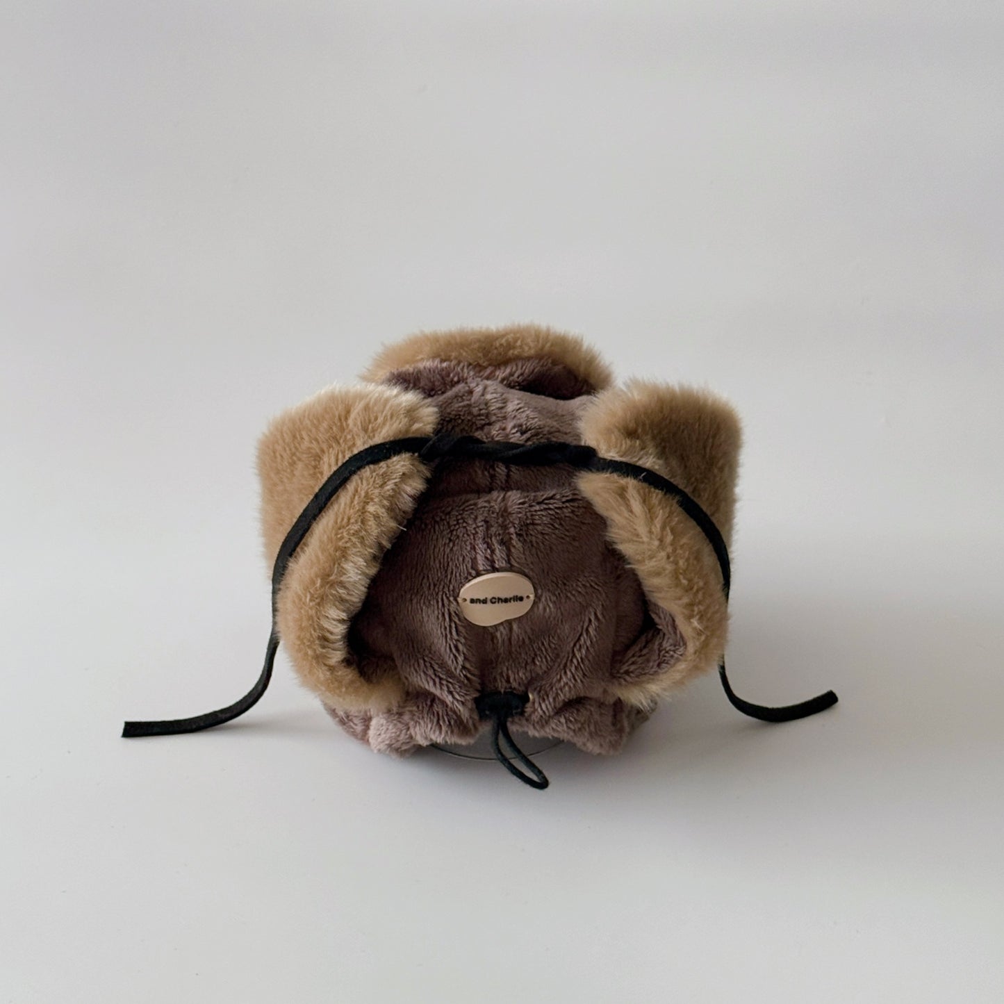 フレブル用飛行帽の背面全体｜andCharlieブランドタグとコードストッパー