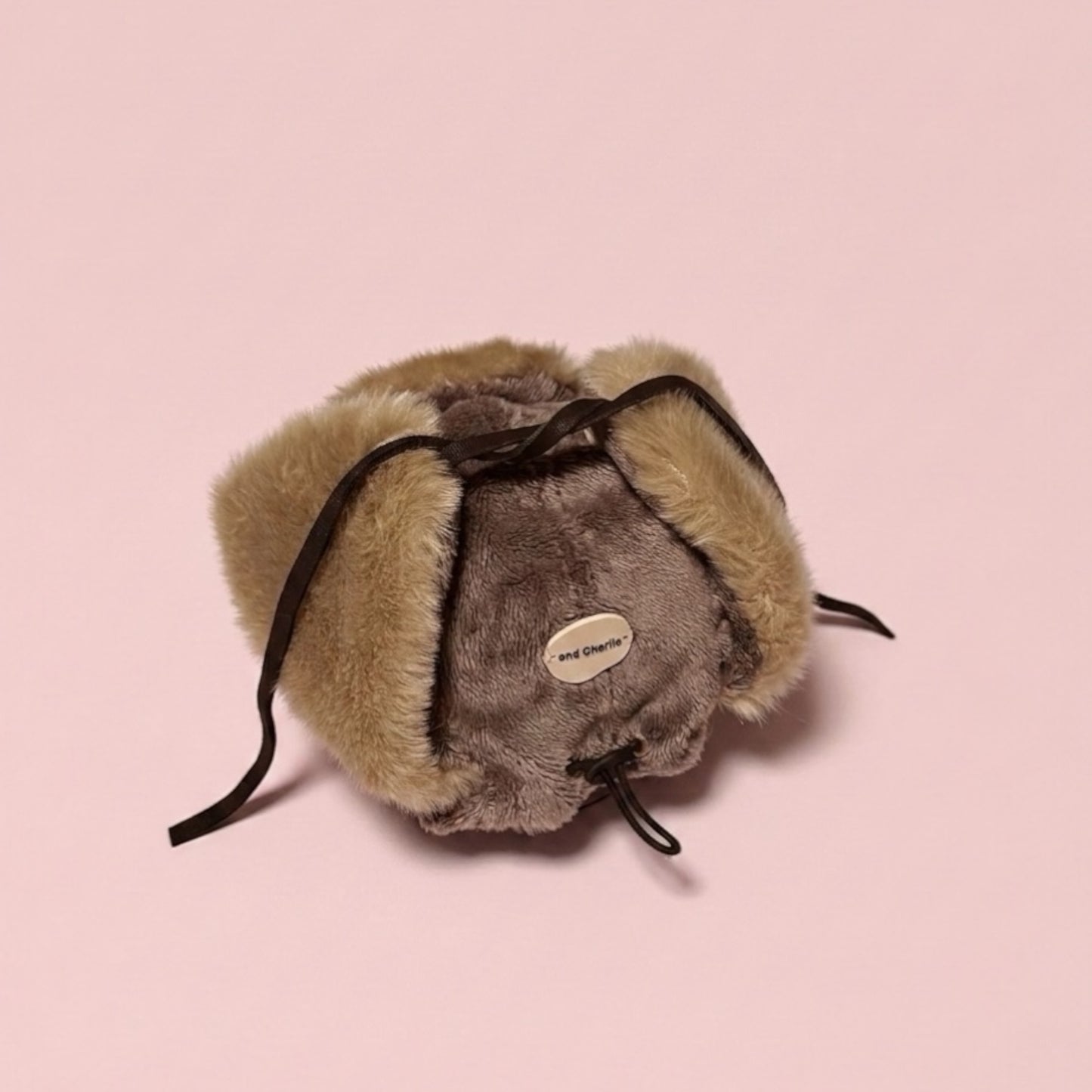 フレブル用飛行帽の背面｜コードストッパーとandCharlieブランドタグ