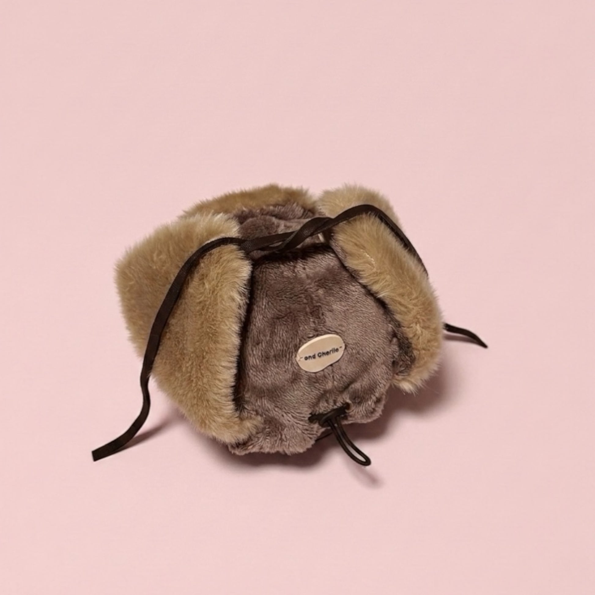 フレブル用飛行帽の背面｜コードストッパーとandCharlieブランドタグ