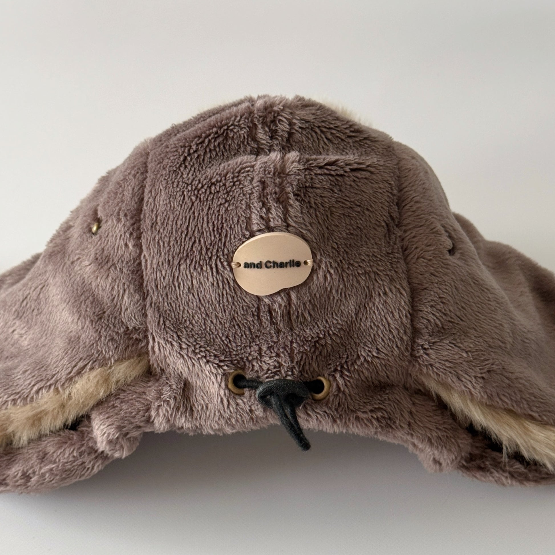 フレブル用飛行帽のコードストッパーとハトメのディテール